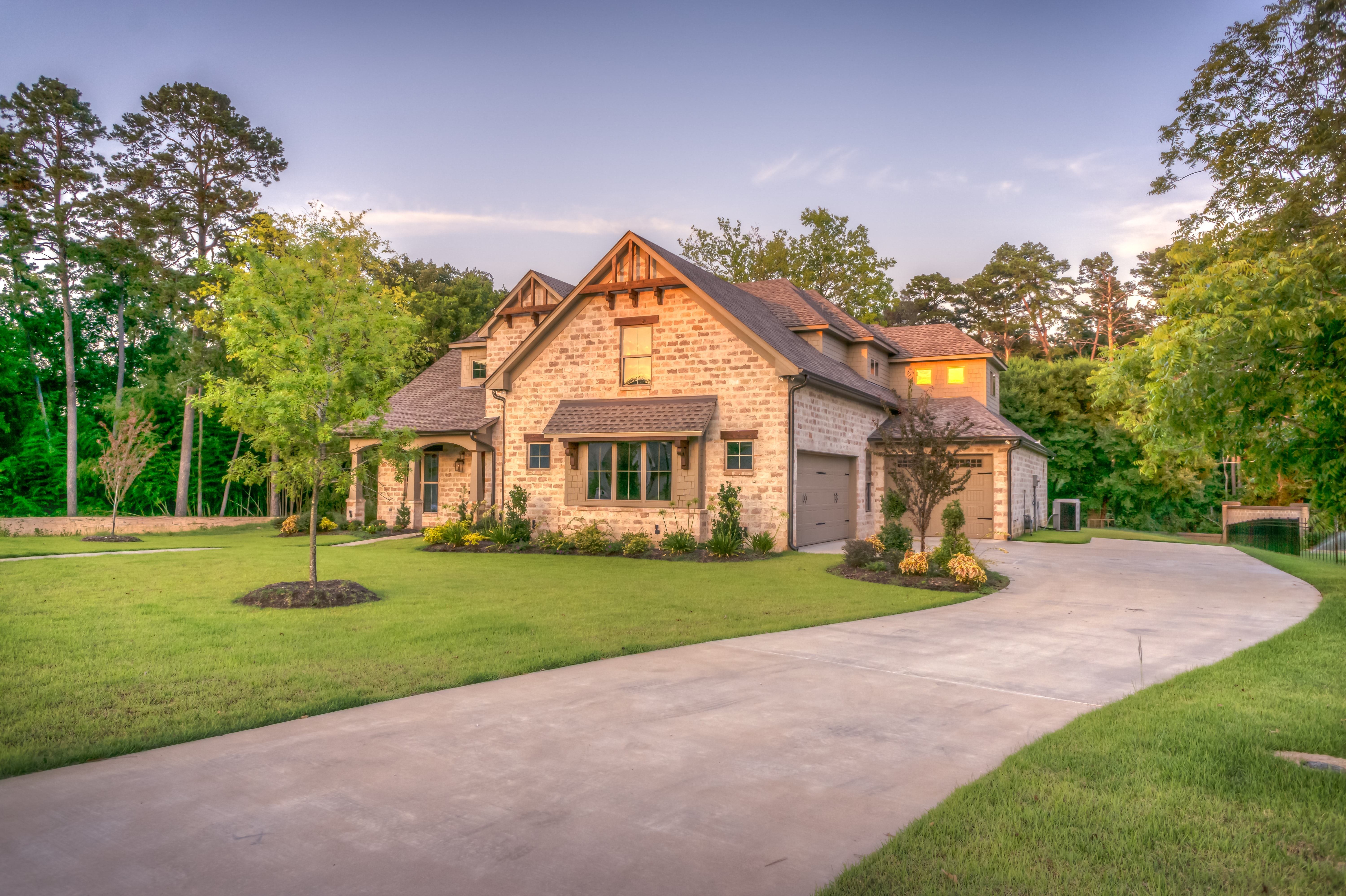 Healthy green lawn and landscaping in Fayetteville North Carolina